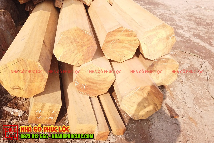 Các cột gỗ được cưa xẻ để làm nhà gỗ 