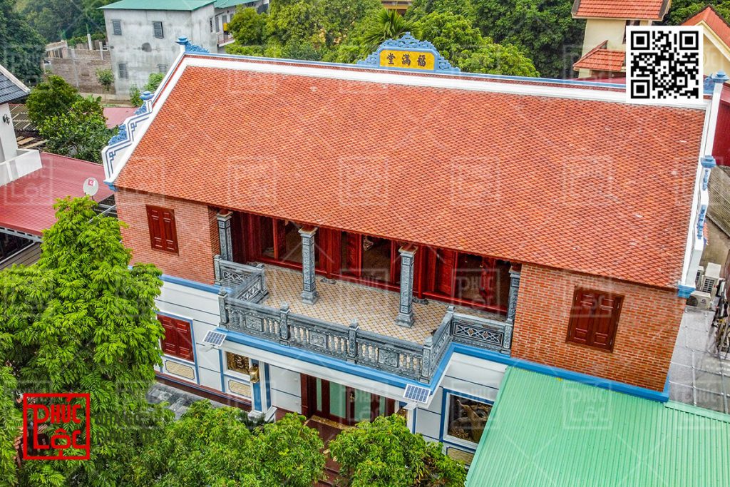 Nhà từ đường trên tầng 2 cột hiên đá